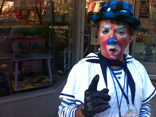 Clown in Queens, Luis Salazar
